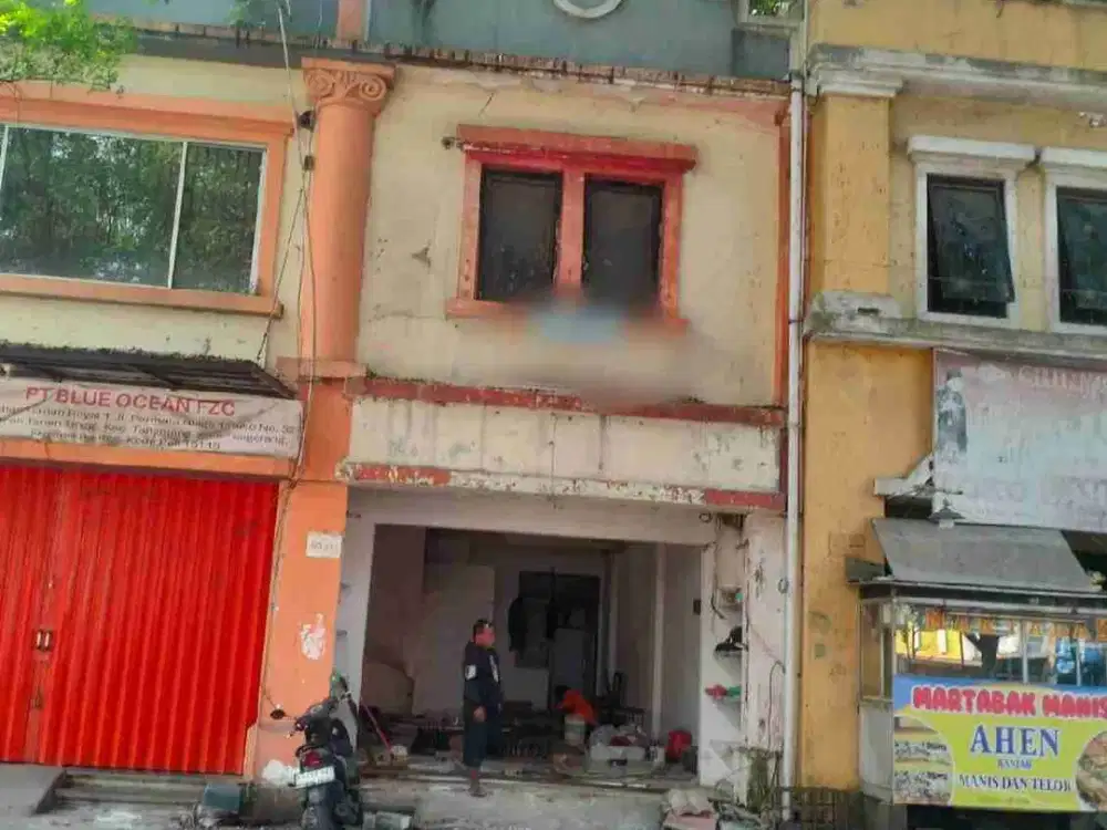 Disewakan Ruko 2 Lantai Siap Usaha di Pinggir Jl Raya Komplek Taman Royal 3 Tangerang