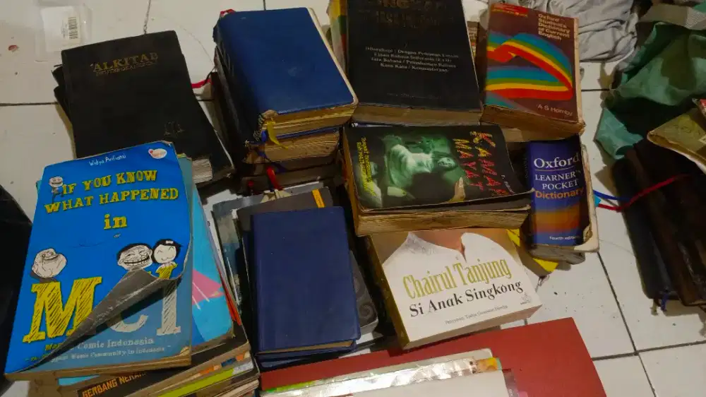 Buku novel kamus dan alkitab second masih bagus