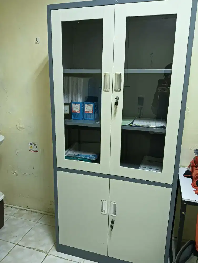 Dijual murah! Lemari arsip kaca, bawahnya tertutup