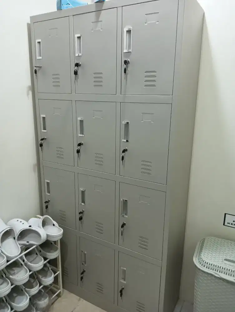 Dijual murah! Loker 12 pintu + kunci. Nego