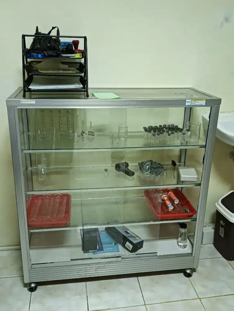 Dijual murah! Etalase kaca 4 susun. Nego