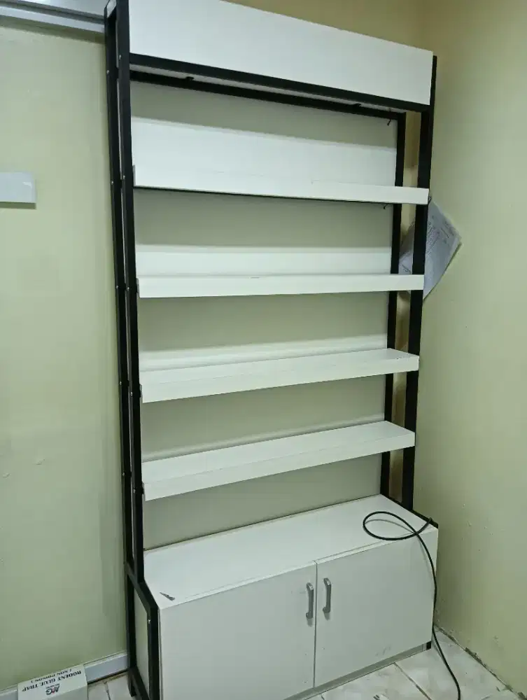 Dijual murah! Lemari display (ada lampu nya). Nego