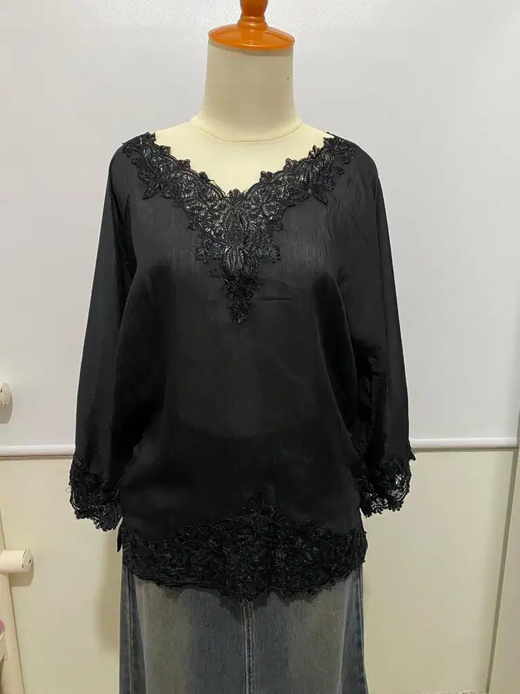 Blouse hitam lucu