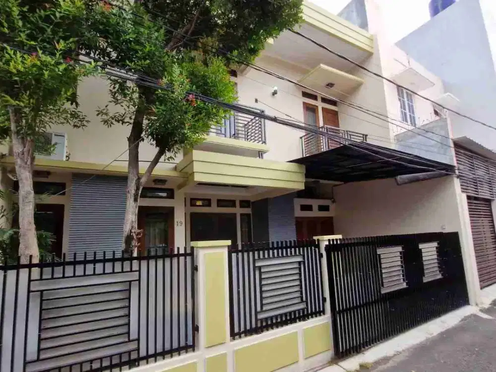 Rumah Minimalis Dua Setengah Lantai Siap Huni  di Tebet Jakarta Selatan