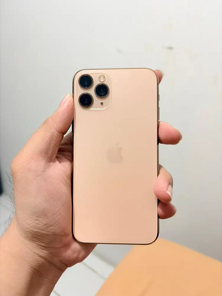 Dijual iPhone 11 Pro 256GB Inter warna Gold.