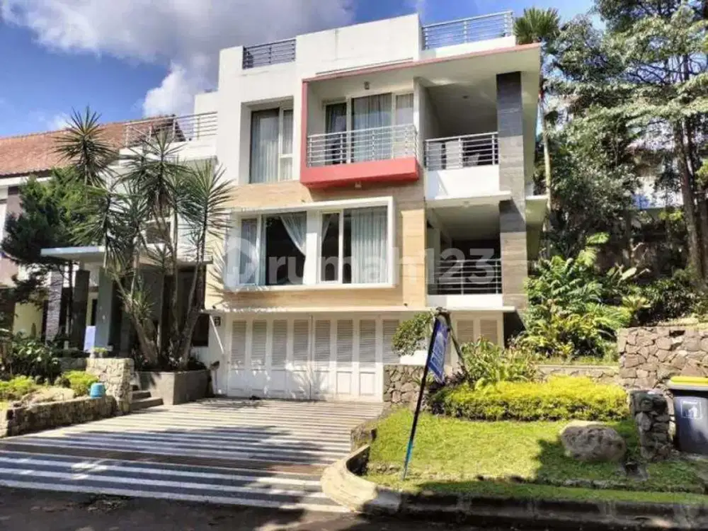Full Furnished!! Rumah Villa Mewah di Kawasan Dago Bandung