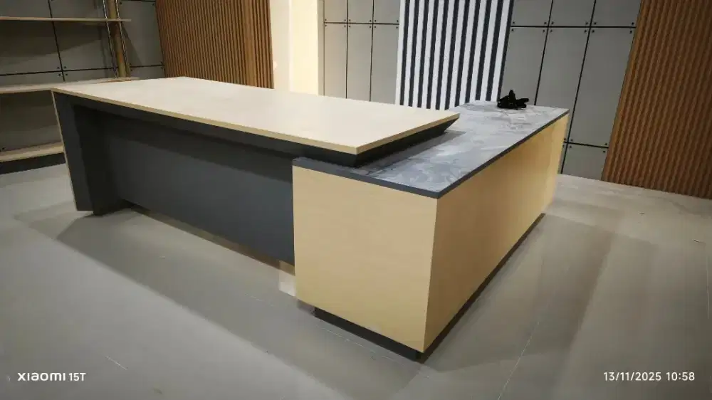 Meja kantor hpl