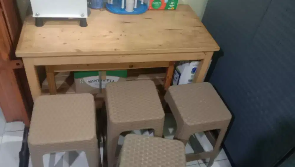 Meja kayu dan 4 bangku plastik