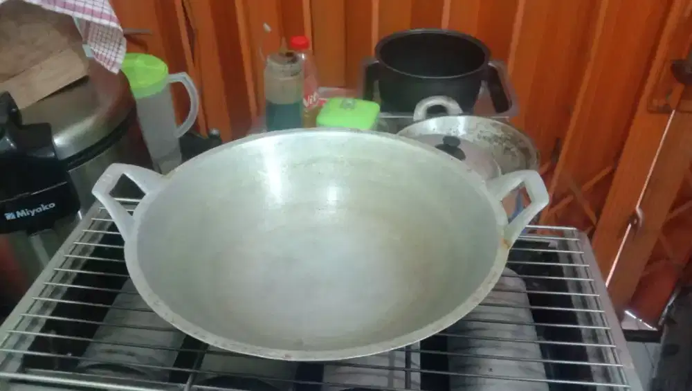 Wajan stainless dua..satu aluminium