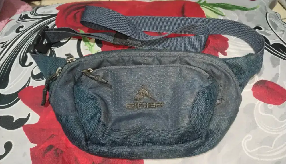Tas eiger warna biru navy