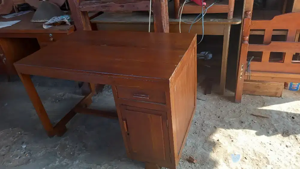 Meja Kantor Jati Kuno