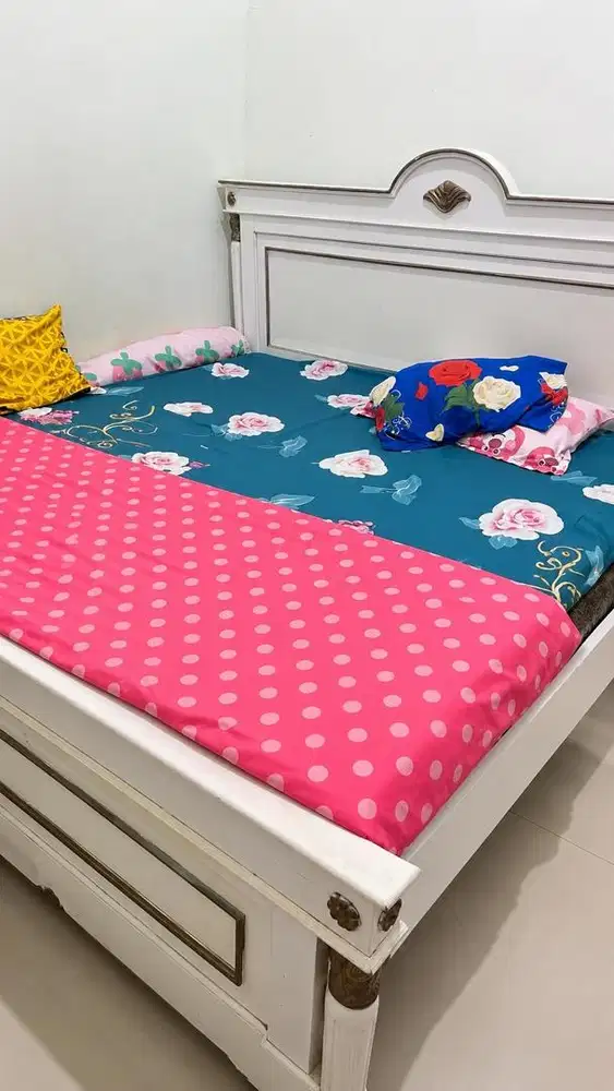 Set kamar tidur , tempat tidur, lemari, meja rias, meja kecil