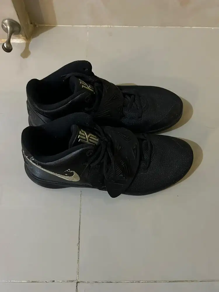 Kyrie Flytrap III (Never Used) Size 46