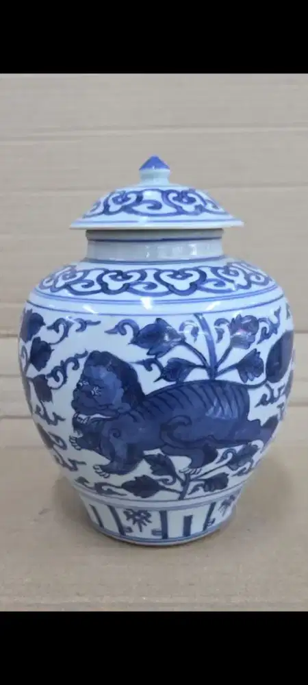 Guci antik biru putih