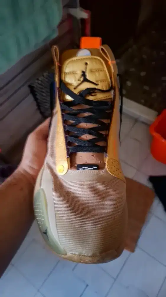 Sepatu Basket Air Jordan 34 Boys and Bayou warna gold mantap