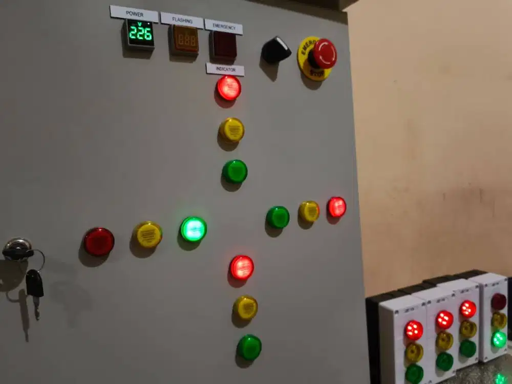 Melayani perakitan panel lampu lalu lintas, Apill, dan kontroler