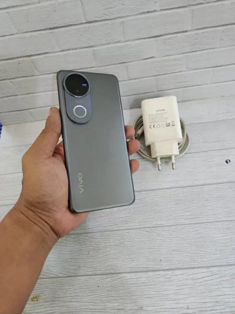 Vivo v50 ram 12+12/256 GB second mulus