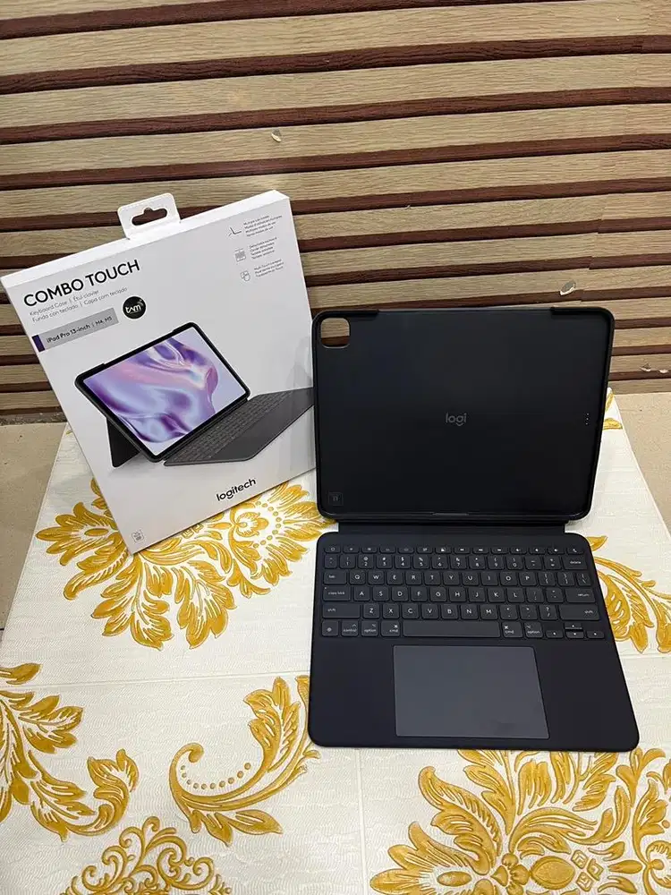 Logitech Combo Ipad Pro 13 inch M4/M5 Second Perfect Like New