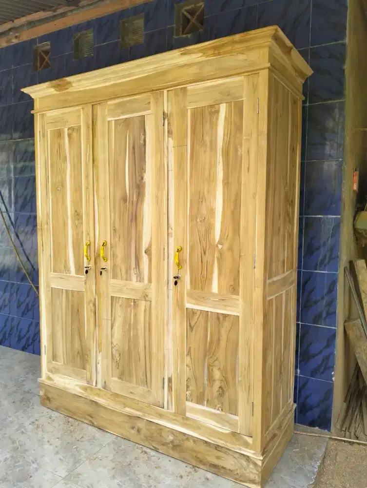 Lemari tiga pintu jati