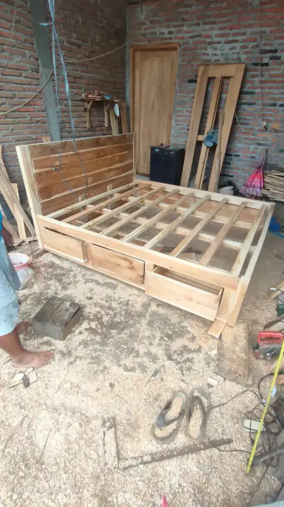Dipan tempat tidur jati