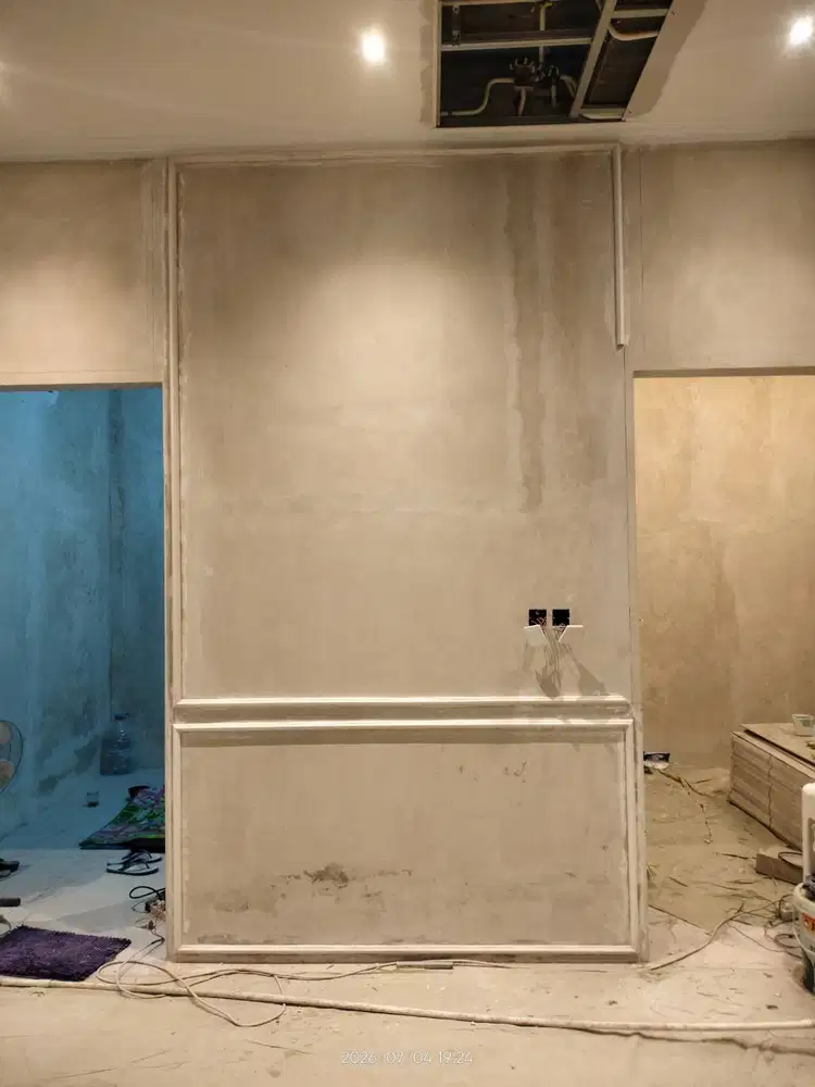 Furniture kantor buat molding ruangan