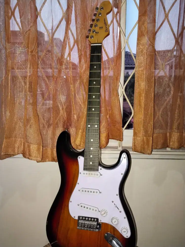 Di jual gitar listrik, merk benston, sudah 3 tahun