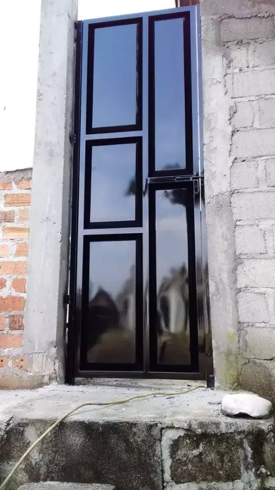 Pintu Plat Besi