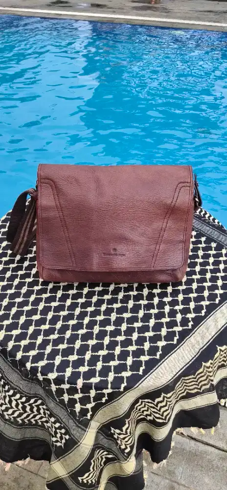 E.Z36n4 SecondSkin Leather Messenger Bag Authentic
