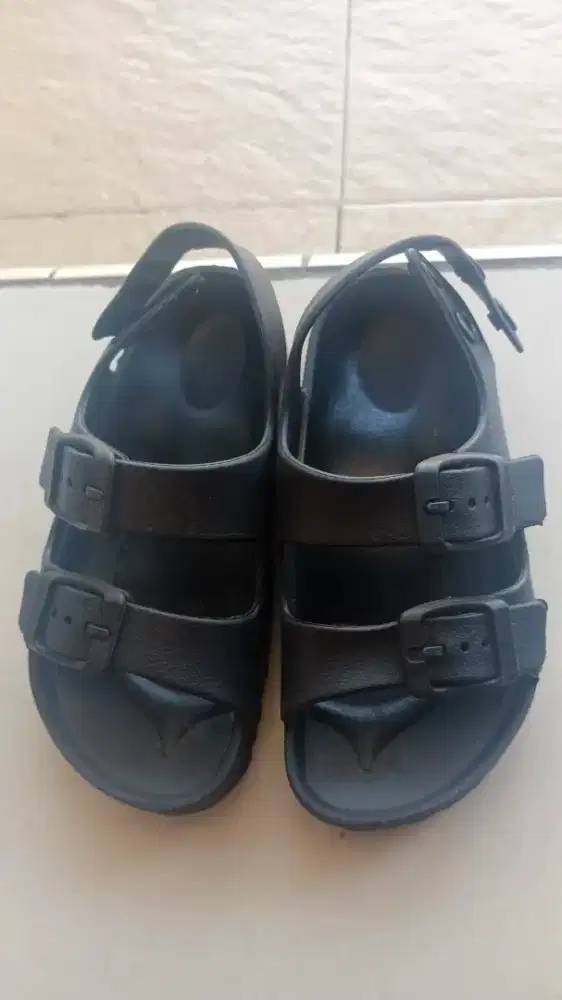 Sandal anak bekas