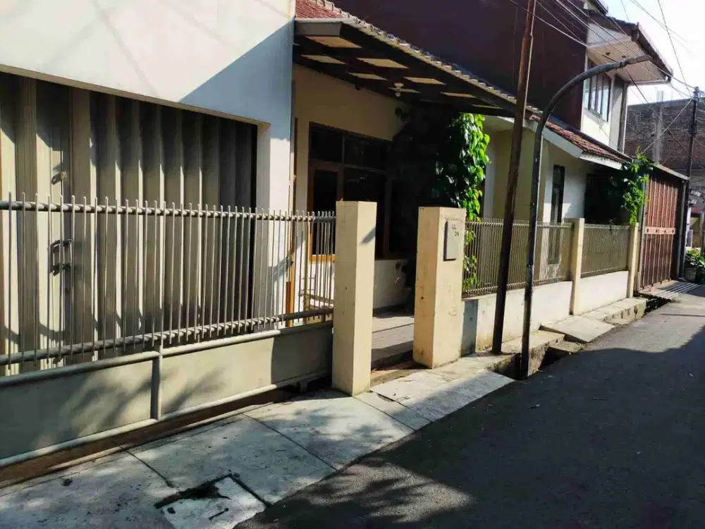 Rumah di Sayap Ciateul Terawat Siap Pakai