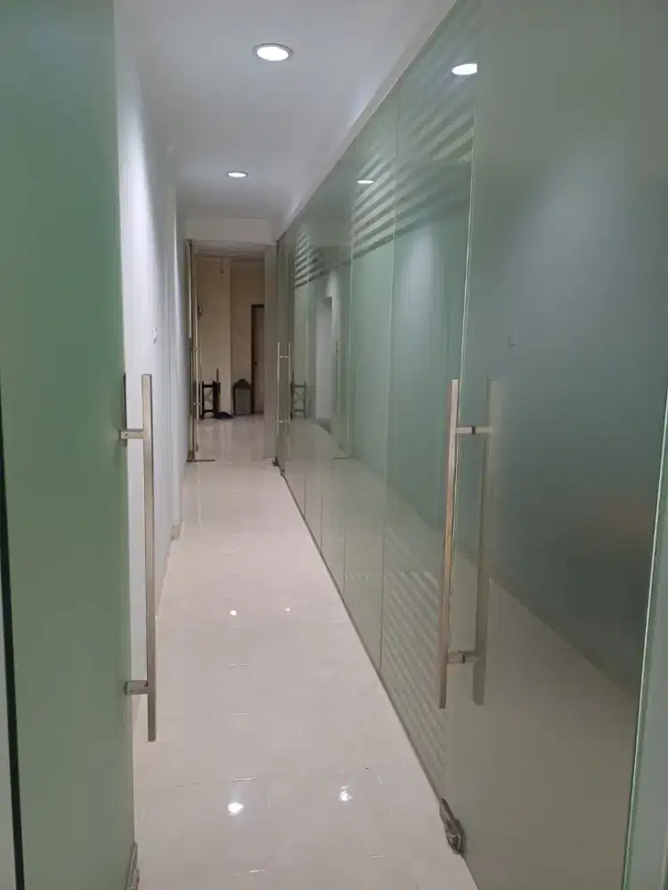 Partisi Kaca dan 3 Pintu Kaca