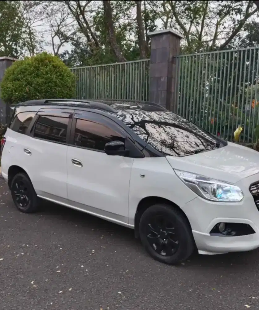 Dijual mobil Chevrolet Spin LTZ Matic wrn putih