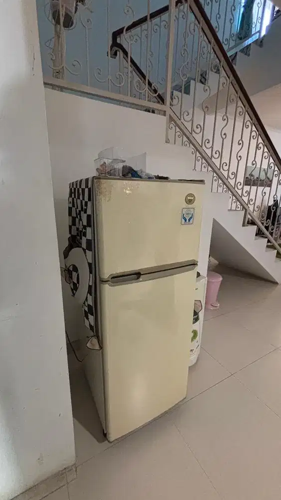 Kulkas refrigirator & freezer kondisi bagus