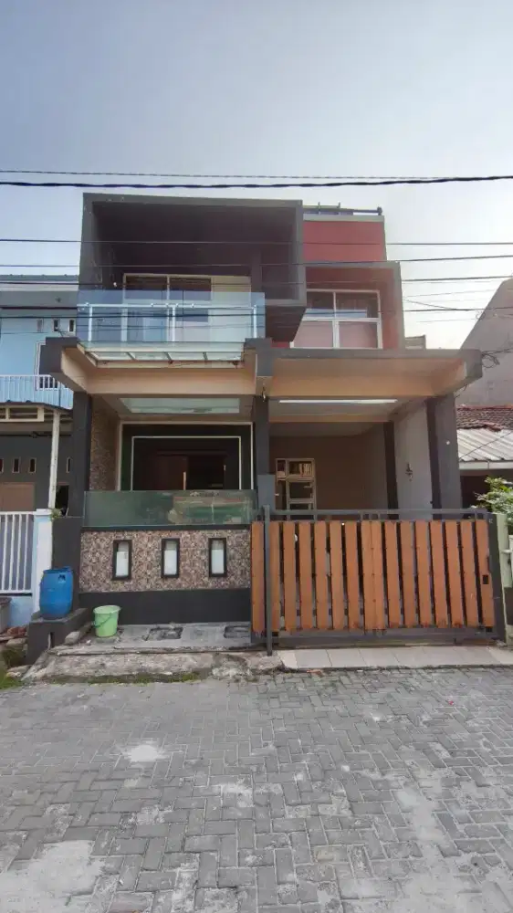 Dijual cepat Rumah 3 lantai di Puri Permata Cipondoh Full Furnished
