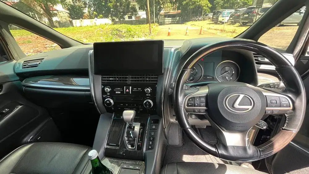 Lexus LM350 VIP