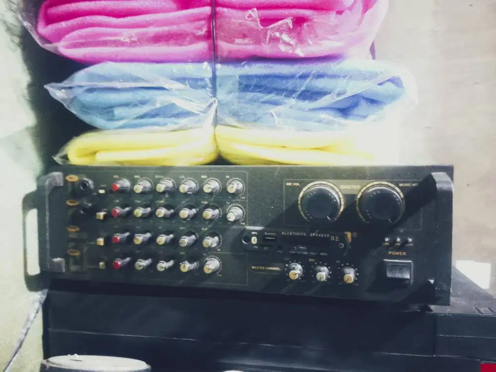 Amplifier karaoke merk bmb masih mulus sudah blutut jual aja .