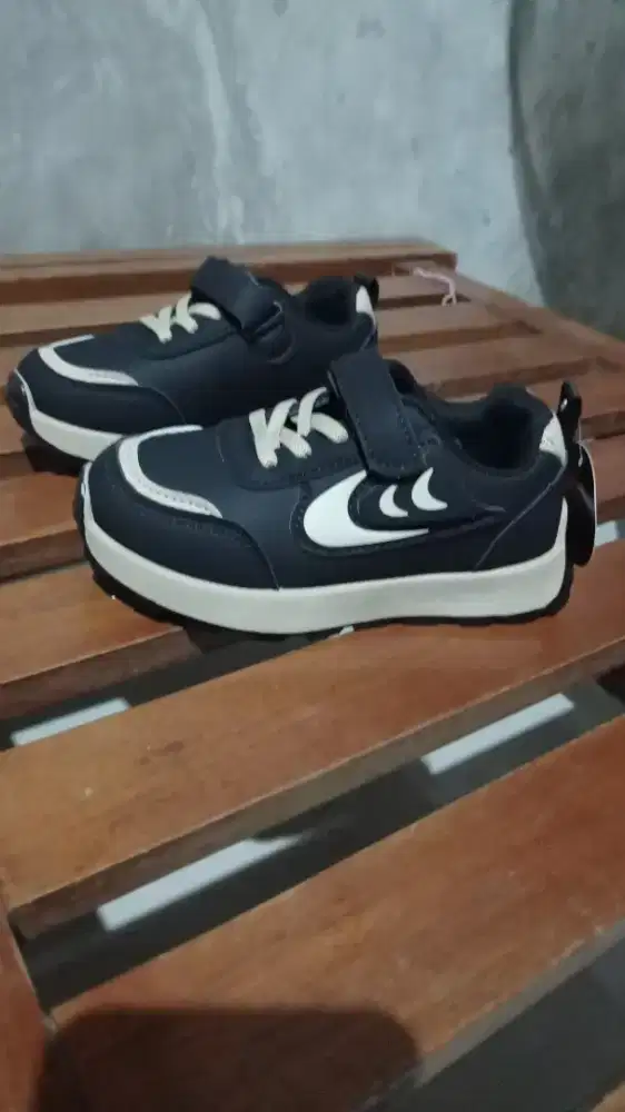 Sepatu anak laki-laki ukuran 28