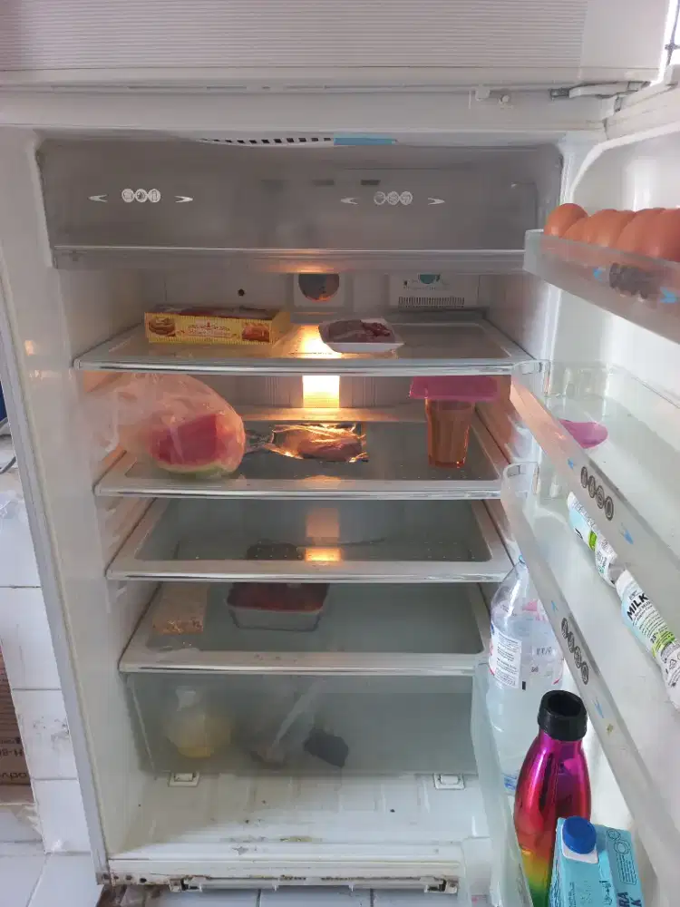 Kulkas 2 Pintu kondisi NYALA