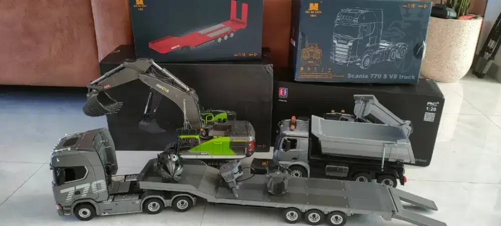 Rc excavator huina 1593 like new