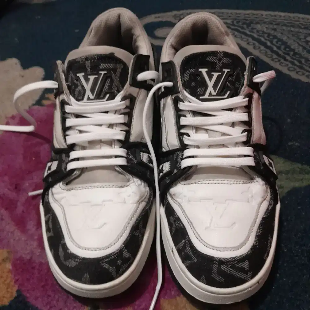 Sepatu second preloved model mewah LV LOUIS VUITTON TRAINER SIZE 42