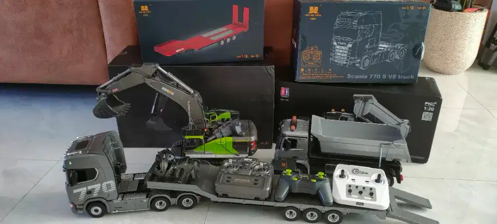 Rc excavator huina 1593 like new