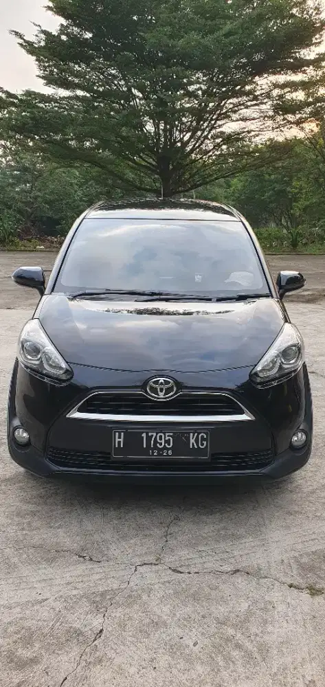 Toyota Sienta 1.5 V MT