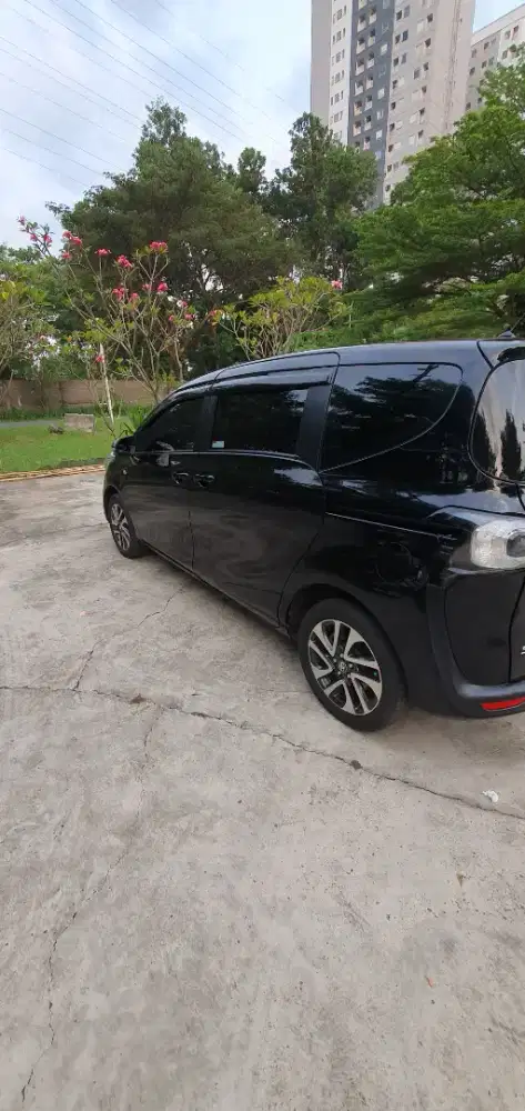 Toyota Sienta 1.5 V MT
