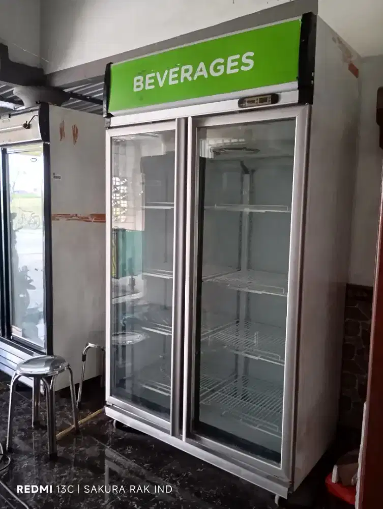 Showcase chiller bekas