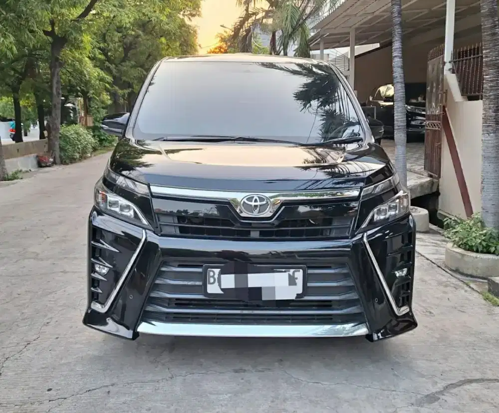 TOYOTA VOXY 2.0 AT WARNA HITAM. MET TAHUN 2017