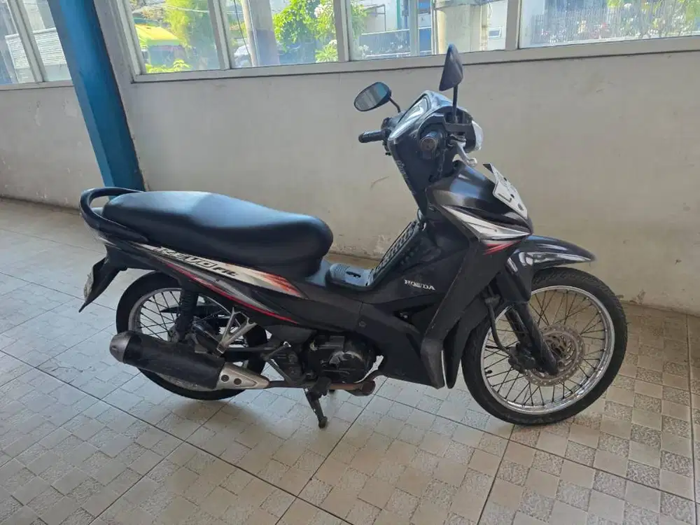 Motor REVO FIT 2013 warna merah hitam