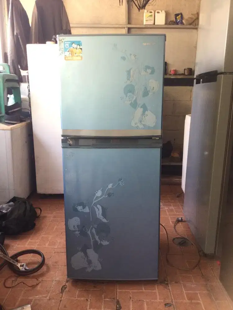 Kulkas 2 pintu merk SHARP