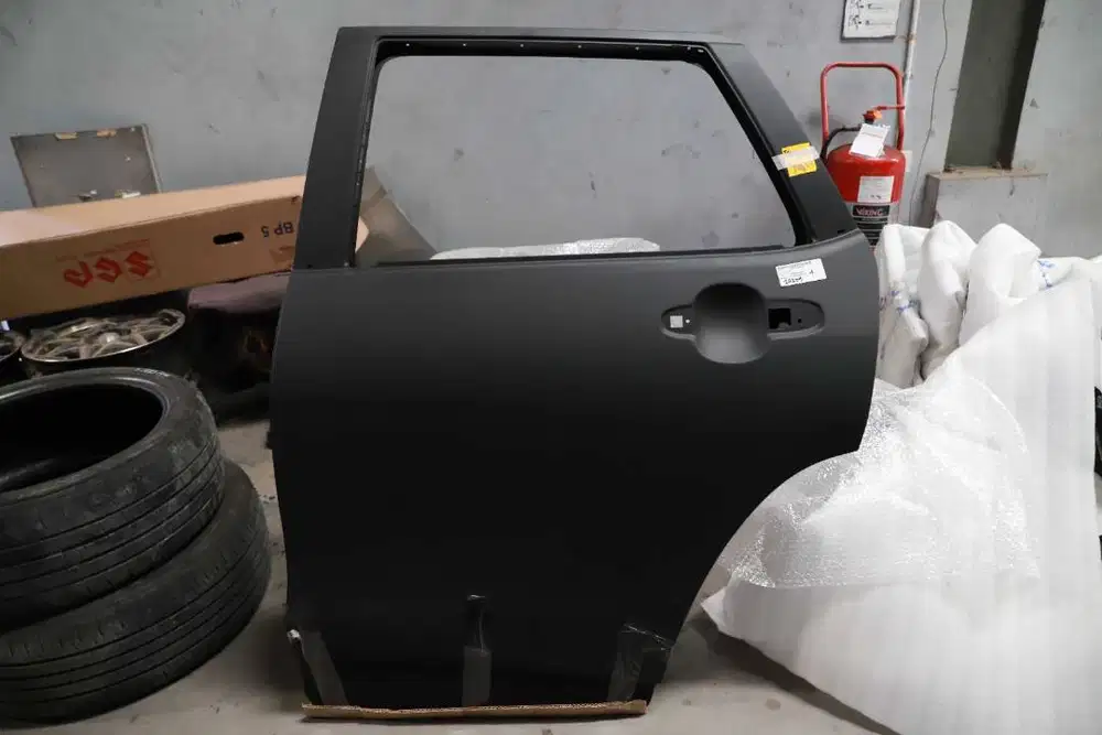 PINTU BELAKANG KIRI TOYOTA YARIS CROSS GR 2023, 67004BZ800