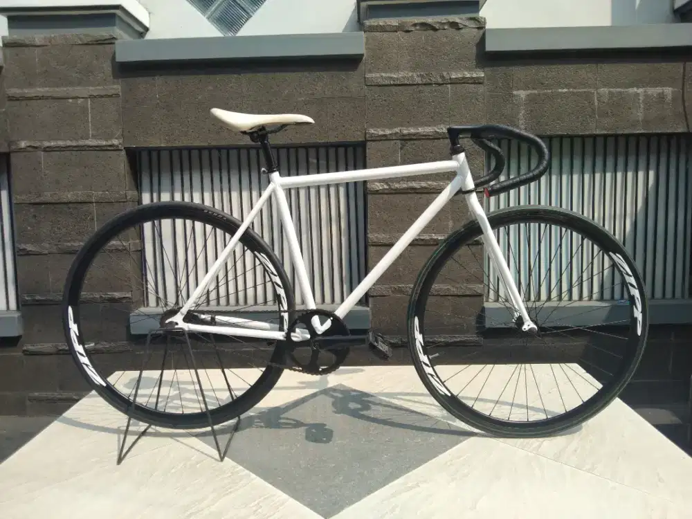 Sepeda fixie murah meriah.