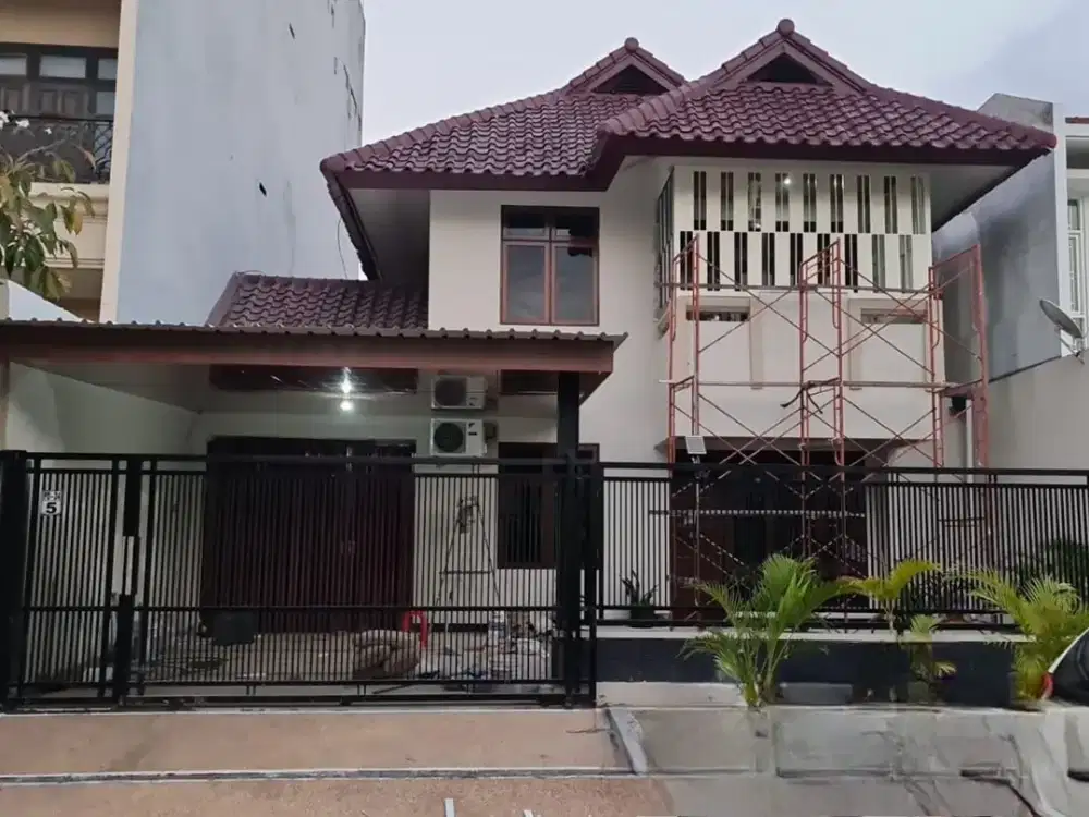 Rumah Jual Baru Full Renov Sutorejo Surabaya, 2 Lt, Taman Depan Belakang